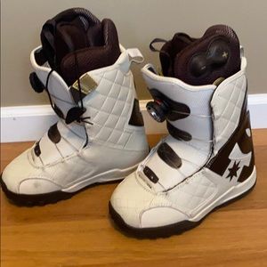 DC snow board boots US 8
